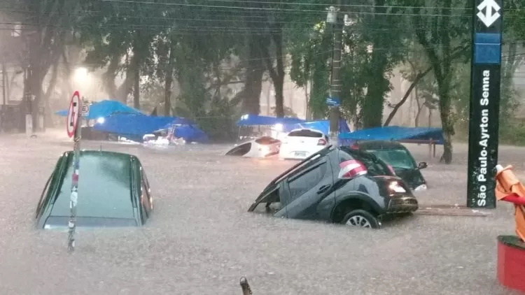 Temporal em São Paulo causa alagamentos, paralisa metrô e deixa mais de 94 mil imóveis sem luz